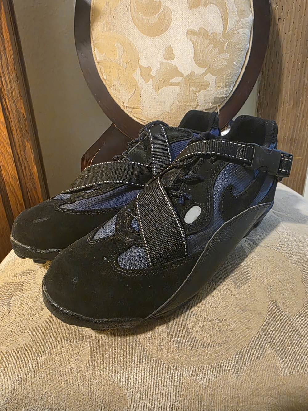 Vintage Men's Black Slip-On Athletic Cycling Sneakers with Strap